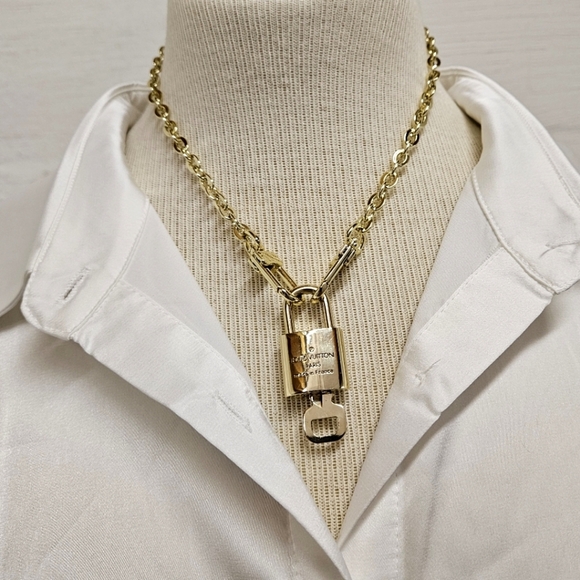 Louis Vuitton 300 Series Padlock and Key Necklace on Pochette Chain in Gold #317 - Picture 5 of 9